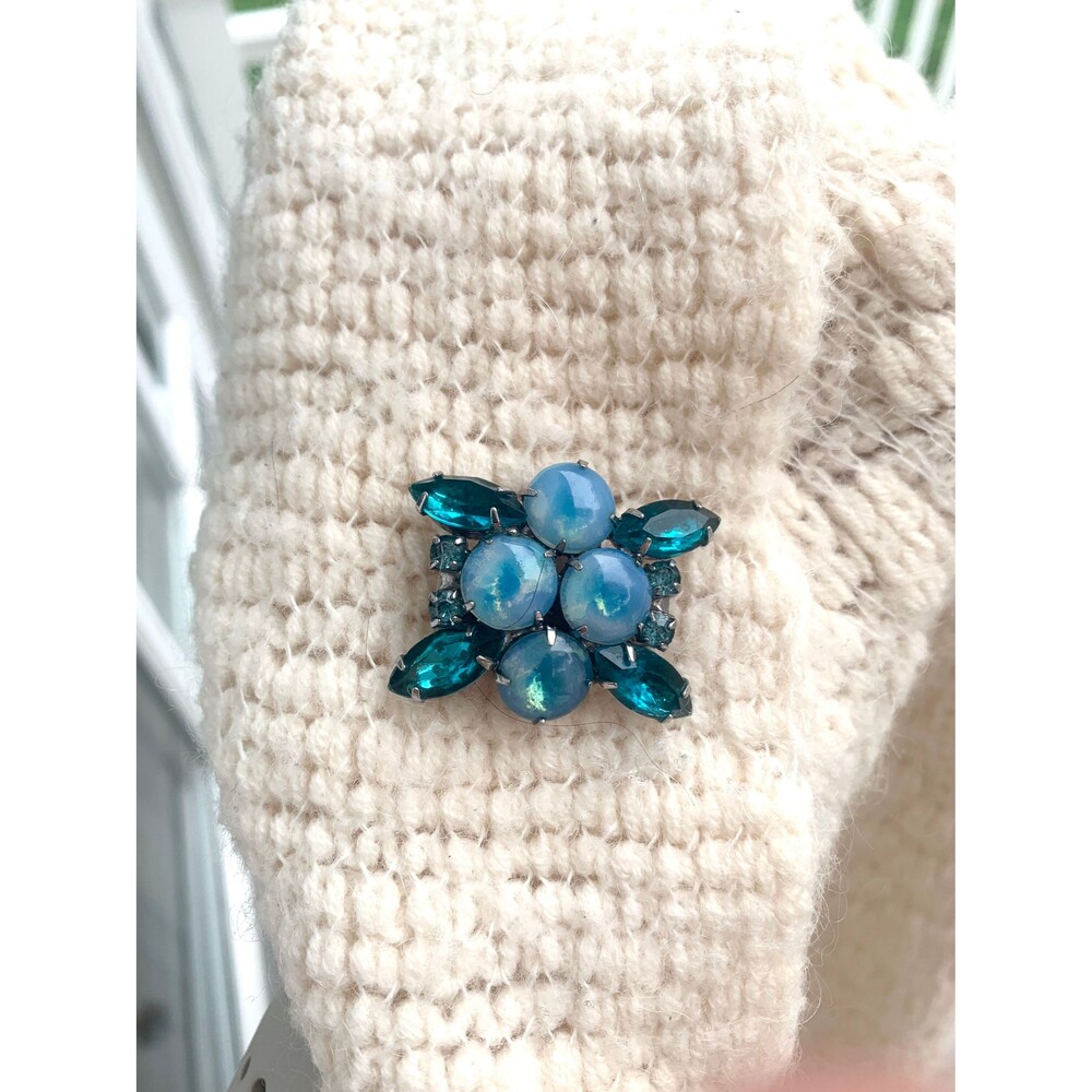 Vintage blue brooch in beautiful condition